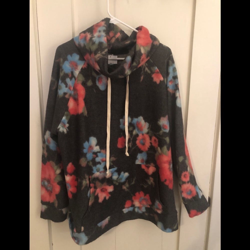Soft floral pullover with front pocket